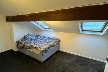 پانسیون Huddersfield House