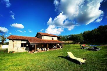 ベッドアンドブレックファースト Habitación Para 4 Personas En Casa De Campo. Baño Privado Y Balcón. Piscina