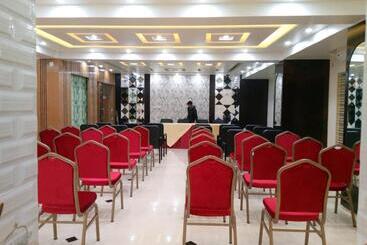 هتل Adarsha Palace