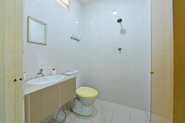 호텔 Oyo 90879 Eleven Inn