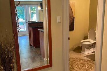 پانسیون Luxury Bachelor By Halifax Waterfront Hot Tub