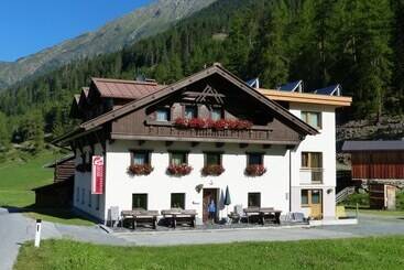 Bed and Breakfast Haus Alpina & Landhaus Schöpf