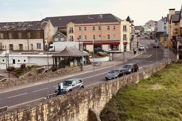 مبيت وإفطار Maddens Bridge Bar & Guesthouse