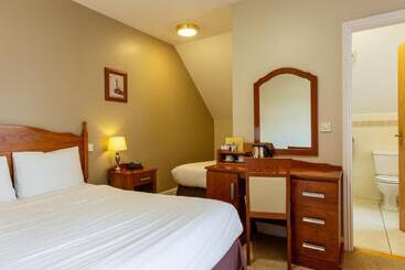 Bed and Breakfast Tudor House Guest House