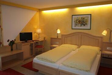 هتل Restaurant Burgblick