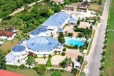 هتل Holiday Haven Resort & Banquet Hall