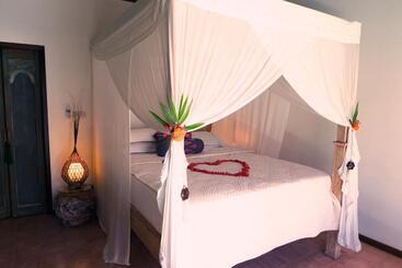 Cili Emas Oceanside Resort