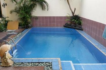 בית מלון כפרי Ayu Taman Sari