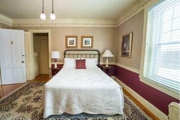 Bed and Breakfast Kane Manor Inn