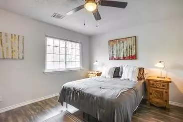 コテージ Conroe Home W/ Enclosed Deck: Pets Welcome!