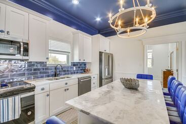 کلبه Long Beach Home W/ Views & On Site Beach Access!