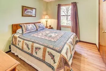 Pet Friendly Byrdstown Cottage W/ Deck & Fire Pit!