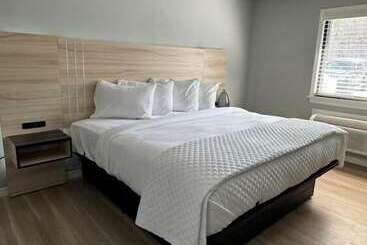 Road House Hotel & Rv Park