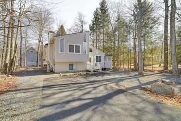کلبه Stylish Tobyhanna Home W/ Fire Pit + Lake Access!