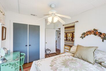 Dom wiejski 14 Acres W/ Pond Access: Farmhouse In Temple!