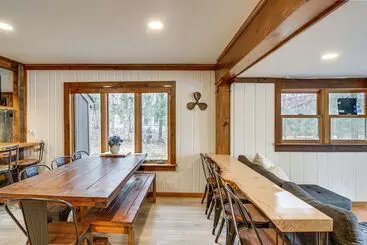 Mökkimajoitus Waterfront Duluth Cabin W/ Deck & River View!