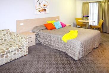 Mackellar Motel