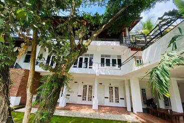 Majatalo The Shade Brothers