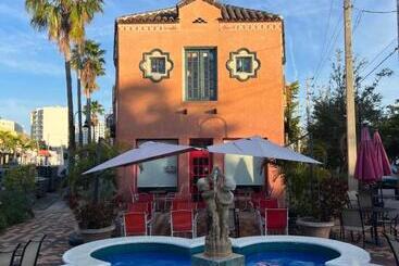 هتل Burns Square Boutique