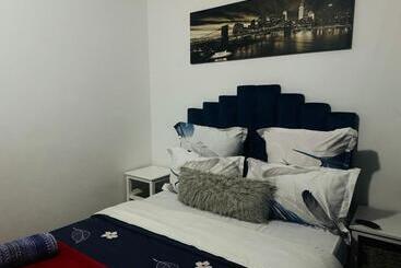 تختخواب و صبحانه Affordable Guest House In Mwobray