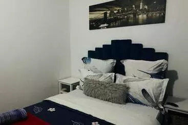 تختخواب و صبحانه Affordable Guest House In Mwobray