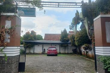 Otel Capital O 93872 Natura Guest House Syariah
