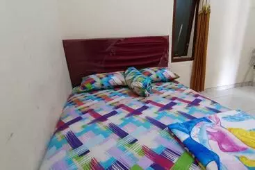 Hotelli Spot On 93819 Homestay Shinta Syariah