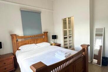 Пансион 26 Gladstone Rd Highgate Hill