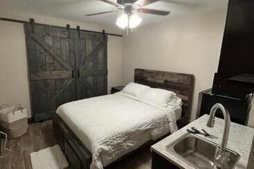 پانسیون Cozy Studio Apartment With Private Entrance And Patio