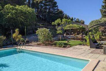 Panzió Provençal House Between Sea And Vineyards