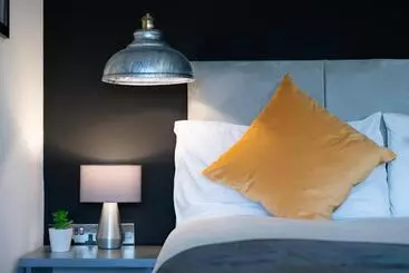 Midsummer House Premium Apartments With Sofa Beds & Sky Tv & Free Parking