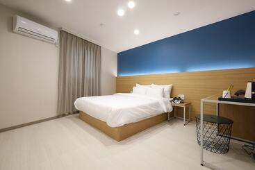 Calm Rest Hotel Gimhae