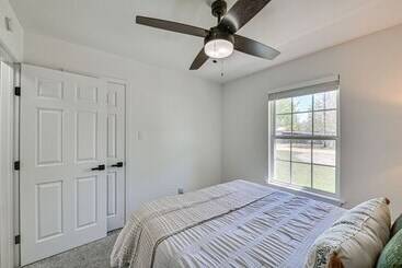 Dom wiejski Bright Home W/ Fire Pit: Near Possum Kingdom Lake!