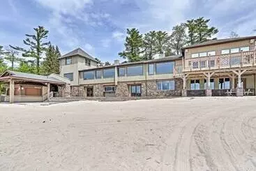 Mökkimajoitus Game Room & Fire Pit: Chic Pocono Pines Home!