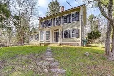 Mökkimajoitus Historic Connecticut Home W/ Grill & Spacious Yard