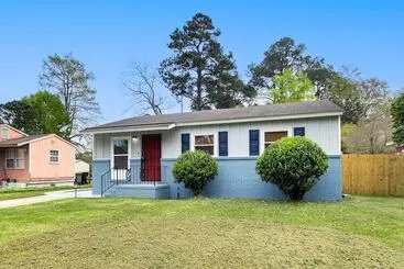 کلبه Inviting Savannah Home W/ Yard: 3 Mi To Downtown!