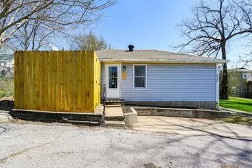 Mökkimajoitus Jefferson City Bungalow: Hot Tub & Patio!