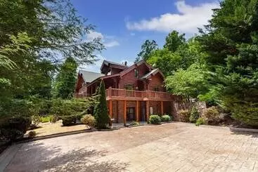 Mökkimajoitus Legend Crest Lodge