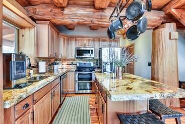 Сельский дом Luxe Family Cabin W/ Deck: Walk To Duchesne River!