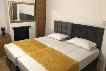 Residenssi Golden Villa   Charming 3 Bed House In Uxbridge