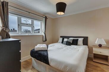 Residência Impeccable 3 Bed House In Basildon