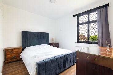 Residens Inviting 8 Bed House In Wraysbury, Staines