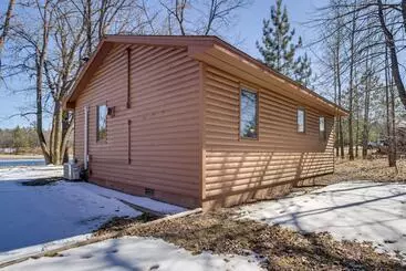 Mökkimajoitus Serene Park Rapids Cabin: Fire Pit, Lake Access!