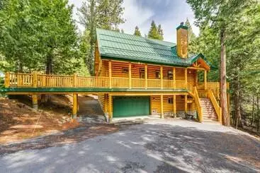 Mökkimajoitus Shaver Lake Mountain Cabin W/ Hot Tub & Gas Grill!