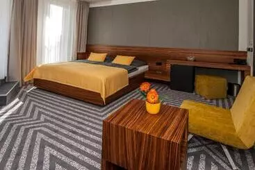Hotel 99