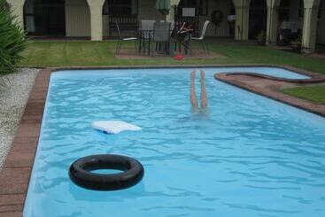 مُتل Captains Quarters Motor Inn