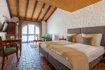 Swiss Chalet Merlischachen   Romantik Schloss Hotel Am See