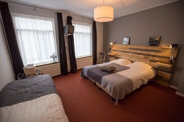 בית מלון כפרי Café Restaurant T Raedhûs