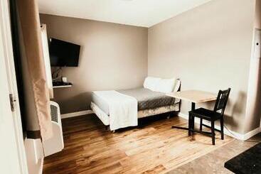 فندق على الطريق Hinton Highway Inn