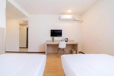 Hanting Hotel Shanghai Hangtou Metro Station